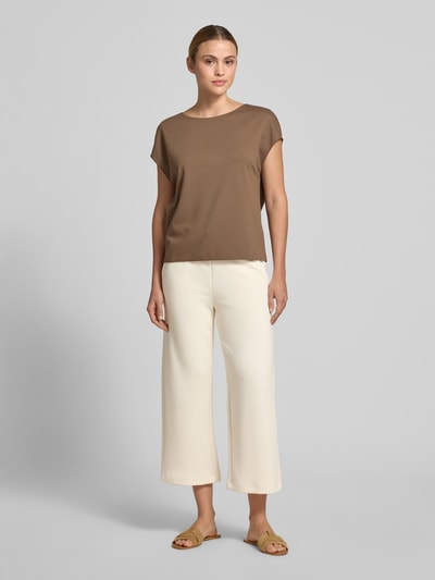 Modelka nosi spodnie dresowe Wide Fit Sweatpants in verkürzter Passform Modell 'Banu' od Soyaconcept w elastycznej mieszance materiałów z domieszką modalu, jasny kolor, prosty design, skrócona długość, pas z tunel, Ganzkörperansicht von vorne.
