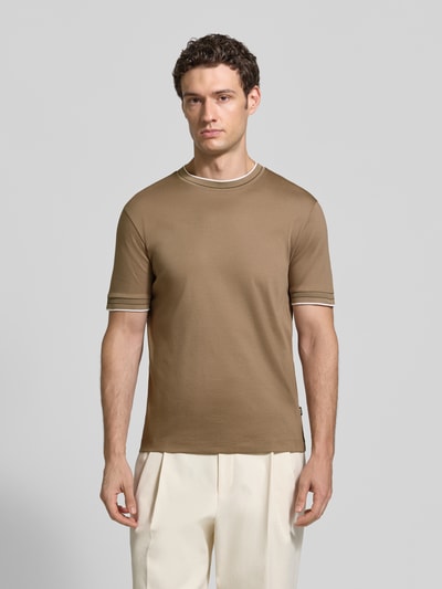 Männermodel draagt bruin Slim Fit T-Shirt uit zuivere katoen model 'Tessler 195' van BOSS, Heren t-shirt, vooraanzicht volledige opname