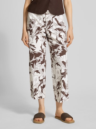 Frauenmodel trägt Culotte in 7/8-Länge Modell 'Liv' von TONI aus Baumwoll-Mix mit Stretch, weiß-braunes Allover-Blumenmuster, Nahaufnahme Unterkörper, Vorderansicht.
