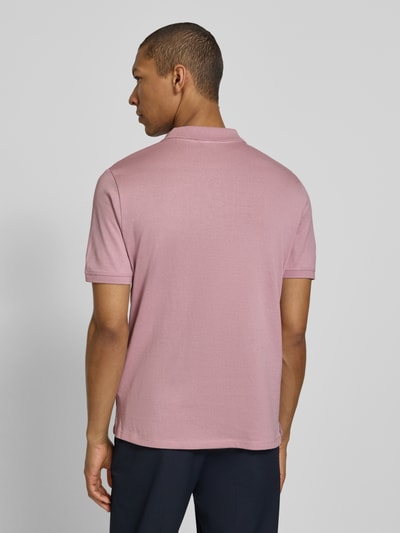 Männermodel trägt Slim Fit Poloshirt mit V-Ausschnitt Modell 'BOLL' von CINQUE, reine Baumwolle, Rückansicht, Kurzarm, Ganzkörperansicht Rückansicht.