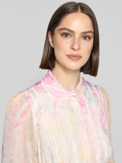 Frauenmodel trägt Midikleid aus Lyocell-Mix Modell 'Florence' von YAS mit floralem Allover-Print, Umlegekragen, Knopfleiste, Taillierte Passform, Langärmelig, feine Pastellfarben, leichte Struktur, Nahaufnahme Oberkörper.
