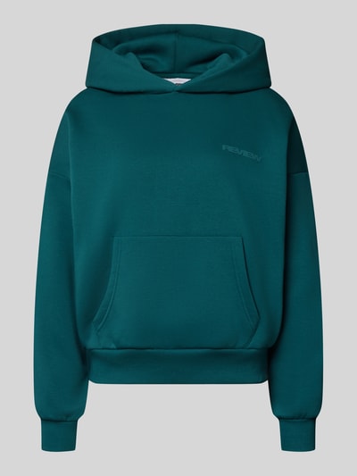Produktfoto, Hoodie mit Logo und Känguru-Tasche von REVIEW in Dunkelgrün, Baumwoll-Mix, Relaxed Fit, glatte Textur, Vorderansicht