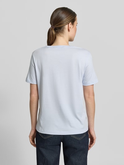 Vrouwenmodel draagt T-shirt met Label-Print und Rundhalsausschnitt van Gant in lichtblauw, puur katoen, regular fit, ruglengte maat S 57 cm, Ganzkörperansicht Rückansicht.