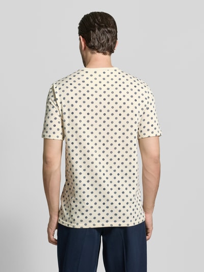 Männermodel trägt T-Shirt im Allover-Look mit Rundhalsausschnitt von Scotch & Soda, Herren T-Shirt aus Reine Baumwolle, Regular-Fit, Rückansicht. Rückenlänge bei Größe M: 71 cm.