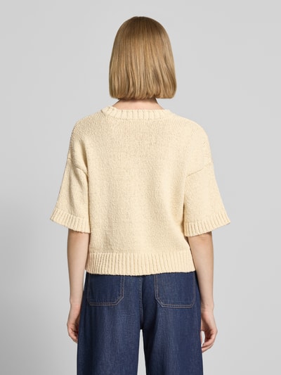 Frauenmodel trägt Regular Fit Pullover in Strick-Optik Modell 'Hannalie' von MSCH Copenhagen, Reine Baumwolle, Halbarm, V-Ausschnitt, helle Farbe, Rückenlänge 47 cm, Ärmellänge 35 cm, Strukturstrick, Ganzkörperansicht Rückansicht.