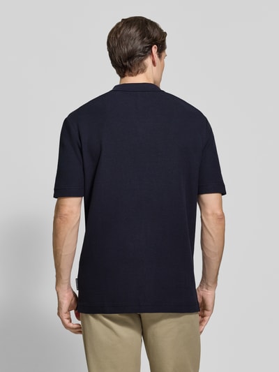 Männermodel trägt Regular Fit T-Shirt aus reiner Baumwolle von Marc O'Polo in Dunkelblau, glatte Textur, Ganzkörperansicht Rückansicht.