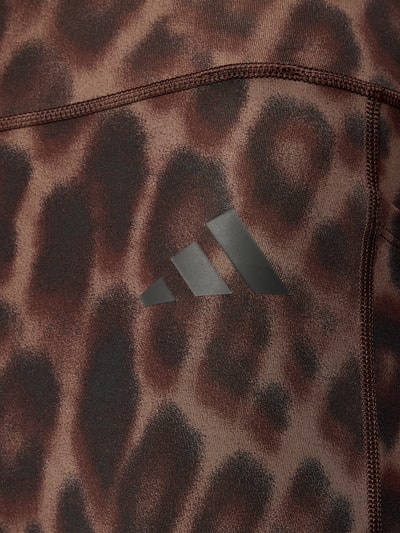 Produktfoto, Leggings mit Label-Print von adidas Sportswear z elastycznego materiału, wzór w brązowe cętki, dopasowany krój
