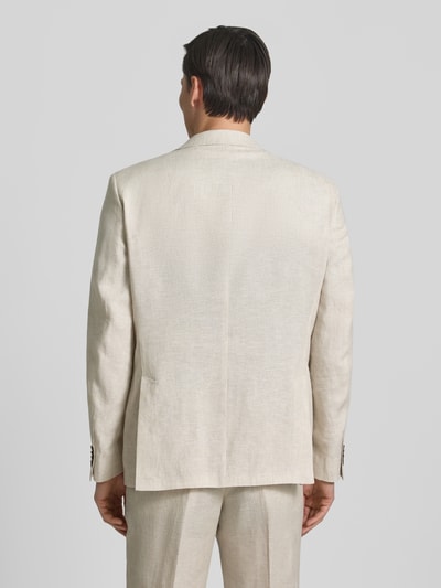 Männermodel trägt Regular Fit Sakko aus zuiver linnen met reverskraag van Christian Berg Men in lichtbeige met opgestikte zakken, borstzak, 2-knoopsluiting, rechte schouderlijn, ruglengte 75 cm, schouderbreedte 47 cm, mouwlengte 63 cm, ganzkörperansicht rückansicht.