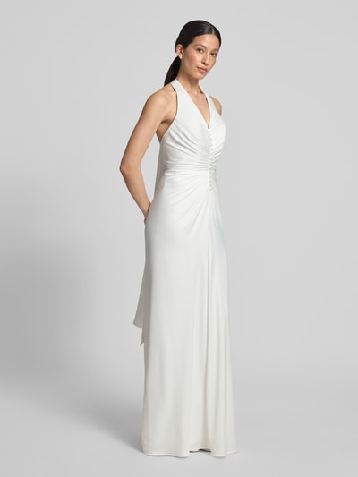 Kobiece modelka nosi Maxikleid mit Perlen und V-Ausschnitt von Luxuar, biały, szyfon, krój taliowany, dekolt V, drapowania, perły, szerokość w rozmiarze 36: 40 cm, długość tyłu w rozmiarze 36: 127 cm, widok całej sylwetki z przodu