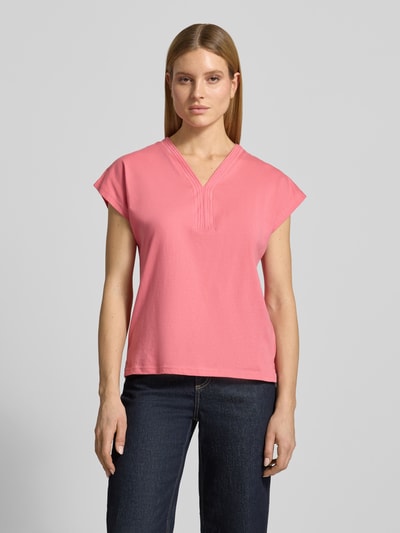 Frauenmodel trägt Damen T-Shirt mit V-Ausschnitt Modell 'DERBY' von Soyaconcept aus Reine Bio-Baumwolle, Regular-Fit, Ganzkörperansicht von vorne. Rückenlänge bei Größe S 59 cm, kräftiges Pink, glatte Textur.