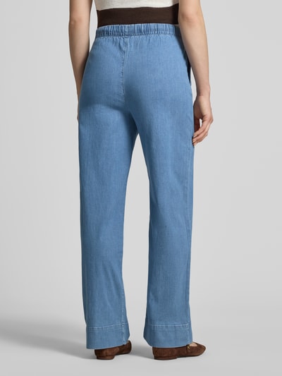 Frauenmodel trägt Regular Fit Wide Leg Jeans aus Baumwoll-Mix von Tom Tailor Denim, hellblauer Denim, elastischer Bund, Popeline, Ganzkörperansicht Rückansicht.