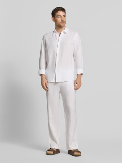 Mannenmodel draagt Leinenhose mit elastischem Bund van MCNEAL in wit, regular fit, puur linnen, elastische tailleband met trekkoord, productdetails: taillewijdte maat L 44 cm, binnenbeenlengte 77 cm, volledig lichaamsaanzicht van voren.