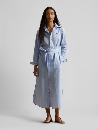 Frauenmodel trägt Tailliertes Hemdblusenkleid aus reiner Baumwolle von Polo Ralph Lauren in Hellblau, tailliert mit Knopfleiste, Midi-Länge, Ganzkörperansicht von vorne.