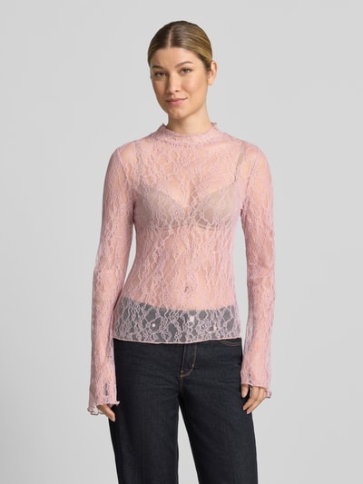 Vrouwenmodel draagt Slim fit blouse in kantlook van comma, lichtroze, met lange mouwen, opstaande kraag, ruglengte maat 36: 52 cm, voorkant volledige lichaamsopname.