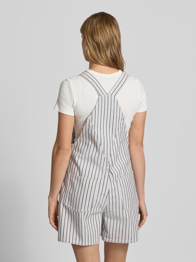 Frauenmodel trägt Regular Fit Latzhose aus Baumwoll-Mix Modell 'BILLO' von Pieces, gestreift, Denim-Optik, Twill, Rückansicht.