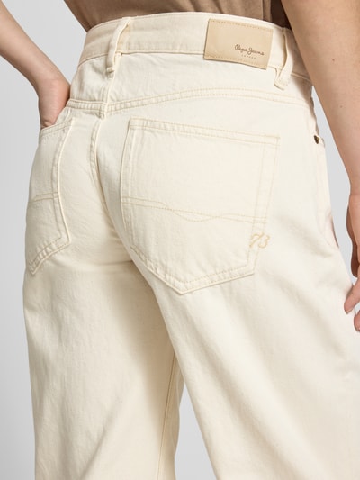 Vrouwenmodel draagt Loose Fit Jeans uit katoen-lyocell-mix model 'NICKY' van Pepe Jeans in crème, grove textuur, dames loose fit jeans, detailopname rugaanzicht.