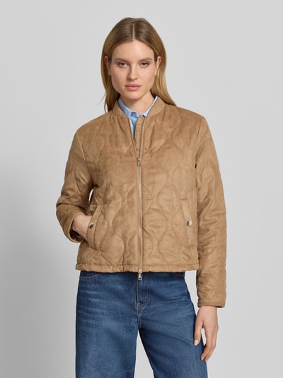 Vrouwenmodel draagt Jacke mit Stehkragen und Zweiwege-Reißverschluss van Fuchs Schmitt in regular fit met doorgestikte naden, opstaande kraag, tweewegritssluiting, ruglengte maat 36: 57 cm, schouderbreedte: 47 cm, borstwijdte: 43 cm, mouwlengte: 67 cm, zandkleur, voorkantaanzicht van het hele lichaam.