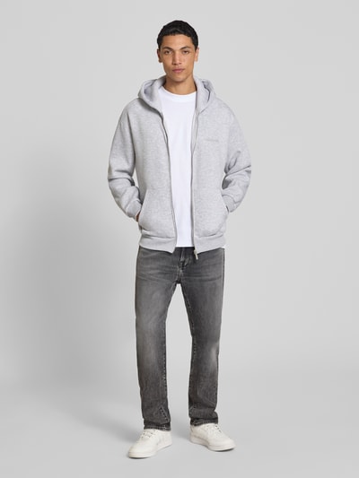 Männermodel trägt Straight Fit Jeans mit Eingrifftaschen Modell 'AIDEEN' von Replay, Baumwoll-Elasthan-Mix, Grau, Ganzkörperansicht von vorne.