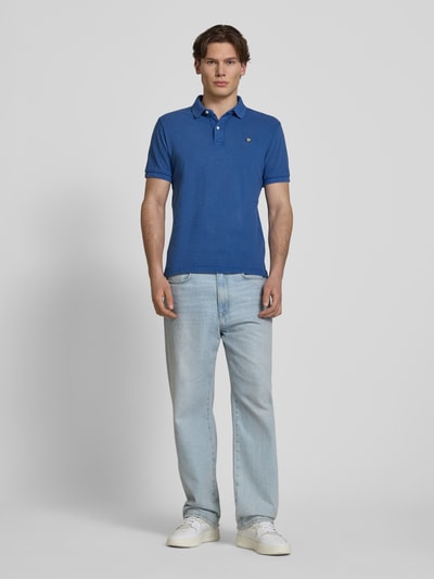 Männermodel trägt Regular Fit Poloshirt mit Logo-Stitching von Superdry, Reine Baumwolle, Polokragen, Kurzärmelig, Ganzkörperansicht von vorne.