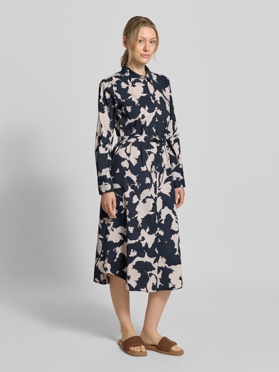 Kobiece modelka nosi Hemdblusenkleid im Allover-Look mit Bindegürtel von comma, mieszanka bawełny z dodatkiem streczu, linia a, sukienka midi, wzór na całej powierzchni, wiązany pasek, długość tyłu w rozmiarze 36: 120 cm, szerokość w rozmiarze 36: 49 cm, długość rękawów w rozmiarze 36: 60 cm, jasne i ciemnogranatowe kolory, gładka tekstura, pełny widok z przodu.