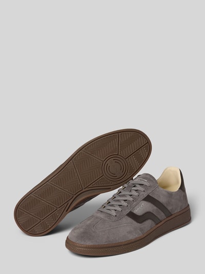 Produktfoto, Sneaker aus echtem Rindsleder Modell 'Cuzmo' von GANT, grau-braune Töne, seitlicher und Sohlenansicht, Herren Sneaker