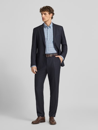 Männermodel trägt Regular Fit Business Hemd aus Baumwolle mit Button-Down-Kragen von Eterna, Karo-Muster, Ganzkörperansicht von vorne. Rückenlänge bei Größe 40 beträgt 80 cm, Schulterbreite 46 cm, Ärmellänge 64 cm, mit Knopfleiste und Brusttasche.