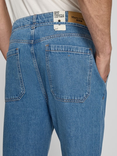 Männermodel trägt Wide Leg Tapered Fit Jeans aus Baumwoll-Ananas-Faser-Mix Modell 'ISAK' von Marc O'Polo Denim, Detailaufnahme Rückansicht.