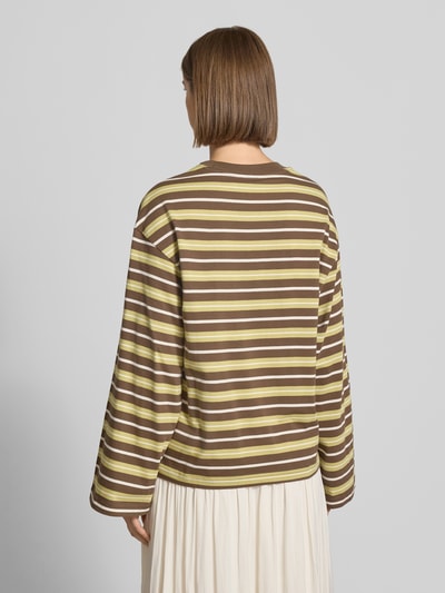 Vrouwenmodel draagt Relaxed Fit Langarmshirt uit puur katoen van Gina Tricot, gestreept in bruin en lichtgroen, ruglengte maat S 62 cm, relaxte pasvorm, ronde hals, lange mouwen, Ganzkörperansicht Rückansicht.