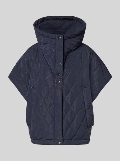 Produktfoto, Cape mit Steppnähten und Eingrifftaschen von Copenhagen Muse in Dunkelblau, relaxed Fit, Knopfleiste, hochschließender Kragen, gesteppte Karos, strukturierte Oberfläche