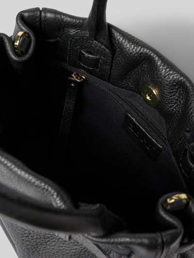 Productfoto, Handtasche aus Leder Modell 'JILL' van Abro in zwart leer met labeldetail, hoofdvak met magneetsluiting, zicht op binnenkant met rits en schouderriem, textuur is licht generfd.
