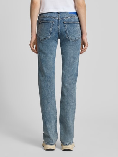 Kobiece modelka nosi Straight Fit Jeans aus Baumwoll-Mix Modell 'GAMERA_B' od Hugo Blue o wyglądzie denim z łatką z logo, nitemi, szlufkami na pasek, zapięciem na guzik i ukryty zamek, 5 kieszeni, kolor jasnoniebieski, tekstura bawełniana, całkowity widok z tyłu.