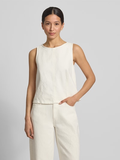 Frauenmodel trägt Regular Fit Bluse mit Strukturmuster Modell 'Dexter' von MSCH Copenhagen aus reiner Baumwolle, ärmelloses-Design, Nahaufnahme Oberkörper.