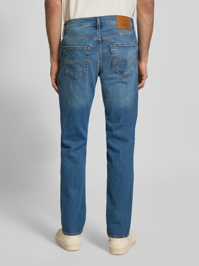 Männermodel trägt Jeans mit 5-Pocket-Design von Levi's®, Slim-Fit, Baumwoll-Elasthan-Mix, mittelblau, Ganzkörperansicht Rückansicht