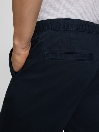 Mannenmodel draagt Straight Fit Jeans uit pure katoen van Tommy Jeans, donkerblauw denim, elastische taille en onderkant, 5-pocket-design, detailopname heup.