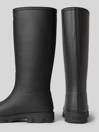 Produktfoto, Stiefel mit Label-Patch von Hunter, abgerundete Form, schwarzes Material, profilierte Sohle, Innenfutter, Absatzhöhe 3 cm, Schafthöhe 37 cm, Schaftweite 16 cm