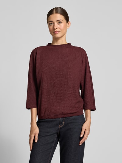Modelka kobieca nosi 3/4-Shirt mit Struktur-Jersey Modell 'Siconi' von OPUS, jednolity kolor, rękawy 3/4, wysoki dekolt, prosty dół, widoczne fakturalne materiały, przód w pełnej długości