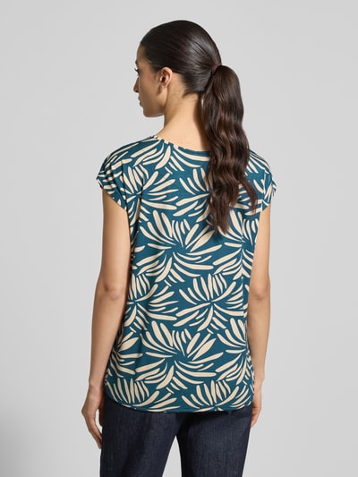 Frauenmodel trägt Regular Fit Bluse aus Viskose-Mix Modell 'Minou' von ZABAIONE mit Floraler-Allover-Print, Kurzärmelig, grün-beige, Ganzkörperansicht Rückansicht. Rückenlänge bei Größe S: 62 cm.
