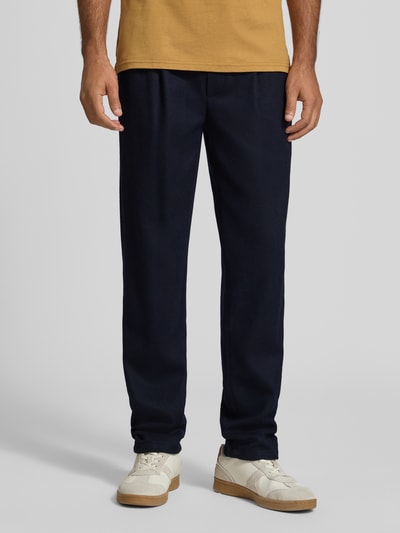 Męski model nosi Hose mit elastischem Bund und Tunnelzug von Profuomo, granatowe, Mieszanka materiałów z dodatkiem wełny, krój regular fit, szerokość w rozmiarze 50: 42 cm, długość wewnętrzna nogawki w rozmiarze 50: 85 cm, widok całego ciała z przodu.