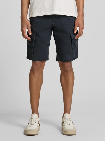 Männermodel trägt Bermudas mit Pattentaschen und Label-Stitchings von PME Legend, Straight Fit, dunkelblau, Ganzkörperansicht von vorne