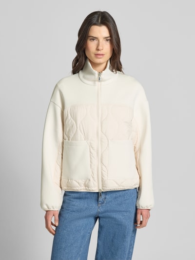 Frauenmodel trägt Jacke mit Steppnähten und Zweiwege-Reißverschluss von White Label, Baumwoll-Mix mit Stretch-Anteil, Regular-Fit, Stehkragen, zwei aufgesetzte Taschen, helle Farben, glatte und gesteppte Texturen, Ganzkörperansicht von vorne.