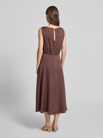 Frauenmodel trägt Cocktailkleid mit Wasserfall-Ausschnitt von Swing, Satin, A-Linie, Midikleid, Rückenlänge 122 cm, Ganzkörperansicht Rückansicht.