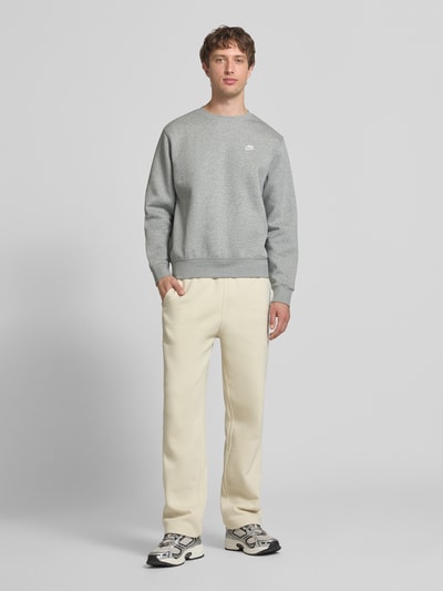 Nike Sweatshirt mit Label-Stitching und Rundhalsausschnitt Hellgrau 1