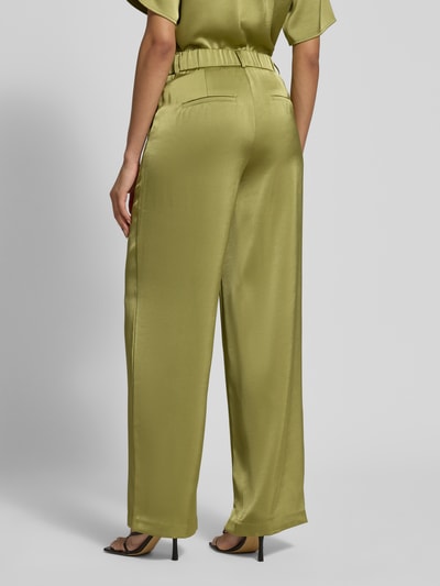 Vrouwenmodel draagt Straight Fit stoffen broek uit satijn Model 'Emmett' van Neo Noir in olijfgroen, elastische materiaalmix, achterzakken, haakjes- en ritssluiting, bandwijdte maat 36: 37 cm, binnenbeenlengte maat 36: 80 cm, satijnlook, volledige lichaamsweergave achteraan.