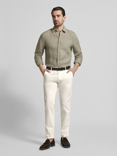 Männermodel trägt Hose mit Eingrifftaschen von Manuel Ritz, Slim-Fit aus Baumwoll-Elasthan-Mix, helle Farbe, Ganzkörperansicht von vorne.