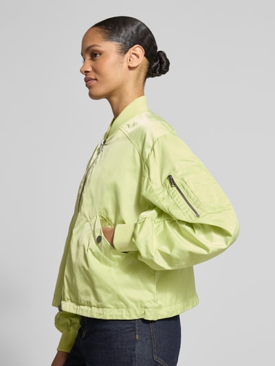 Modelka nosi Boxy Fit Jacke mit Zweiwege-Reißverschluss Modell 'JODY' von Beaumont Amsterdam, jasnożółta, wpuszczane kieszenie z zapięciem na zatrzask, stójka, krótka kurtka, szerokość ramion w rozmiarze 36: 42 cm, długość rękawów w rozmiarze 36: 67 cm, szerokość klatki piersiowej w rozmiarze 36: 51 cm, długość tyłu w rozmiarze 36: 54 cm, widok boczny na górną część sylwetki.