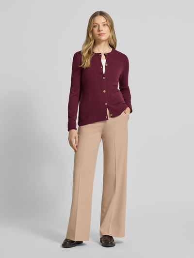 Frauenmodel trägt Strickshirt mit Rundhalsausschnitt und 1/2-Arm von Rich & Royal, Bordeaux, gerader Schnitt, Material-Mix, Ganzkörperansicht von vorne