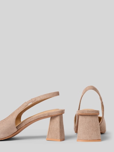 Produktfoto, Pumps mit Blockabsatz von BIANCO in Beige mit spitzer Schuhspitze, elastischem Riemen, Blockabsatz, Absatzhöhe 7 cm