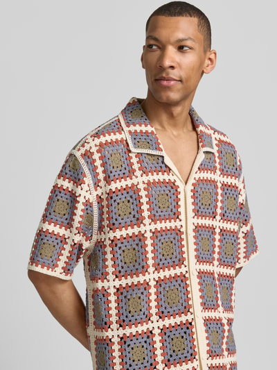 Männermodel trägt Loose Fit Freizeithemd mit Kentkragen von JAKE*S STUDIO MEN im Baumwoll-Mix, Häkel-Optik, Nahaufnahme Oberkörper.