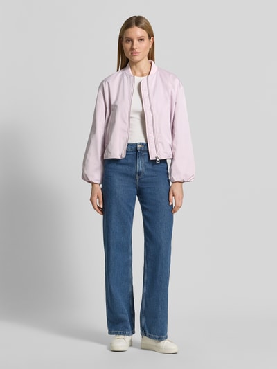 Kobiece modelka nosi Regular Fit Blouson mit Baseball-Kragen od Marc O'Polo, jasnoróżowy, gładki materiał z recyklingu, długie balonowe rękawy, elastyczne ściągacze, boczne kieszenie, widok całej sylwetki z przodu.