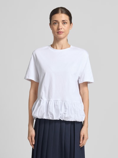 Frauenmodel trägt Damen T-Shirt mit Rundhalsausschnitt von Rich & Royal, Reine Baumwolle, Relaxed-Fit, 1/2-Arm, Rückenlänge 59 cm bei Größe S, Ganzkörperansicht von vorne.